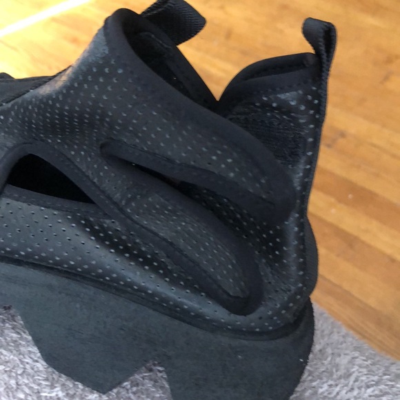 Black Slide On Shoe. No Additional markings telling me a name?? - Picture 3 of 7